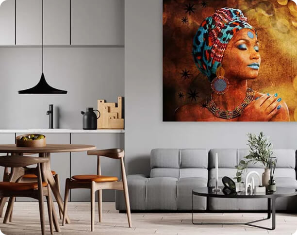 Groot kleurrijk schilderij in een moderne woonkamer ingezoomd