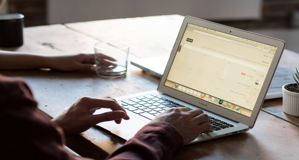 Persoon aan het werken op de laptop